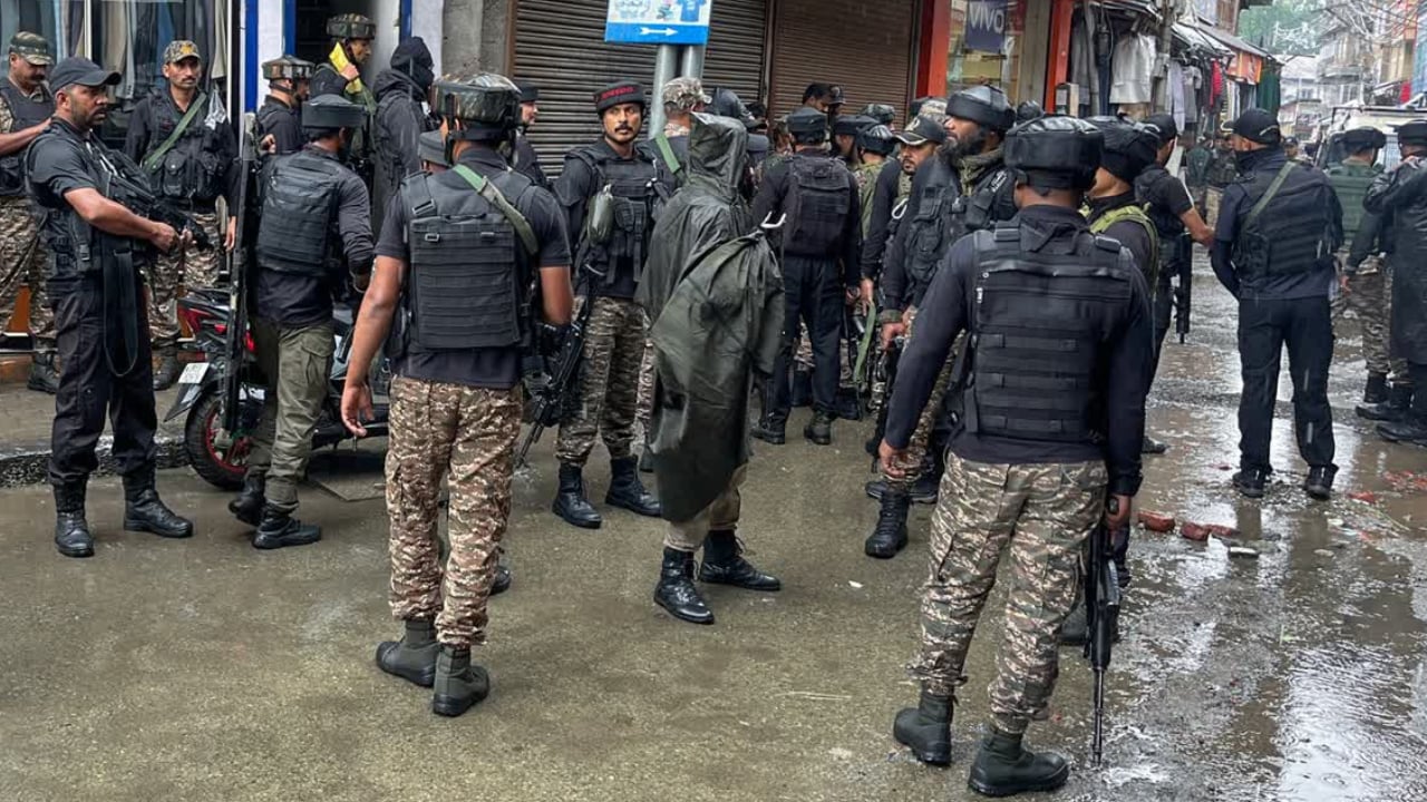 ভারতের কাশ্মীরজুড়ে ব্যাপক ধরপাকড়, আটক ২ হাজার