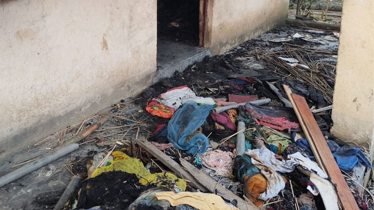 
টুঙ্গিপাড়ায় বসতঘরে আগুন দেওয়ায় স্বামীকে তালাক দিলেন স্ত্রী