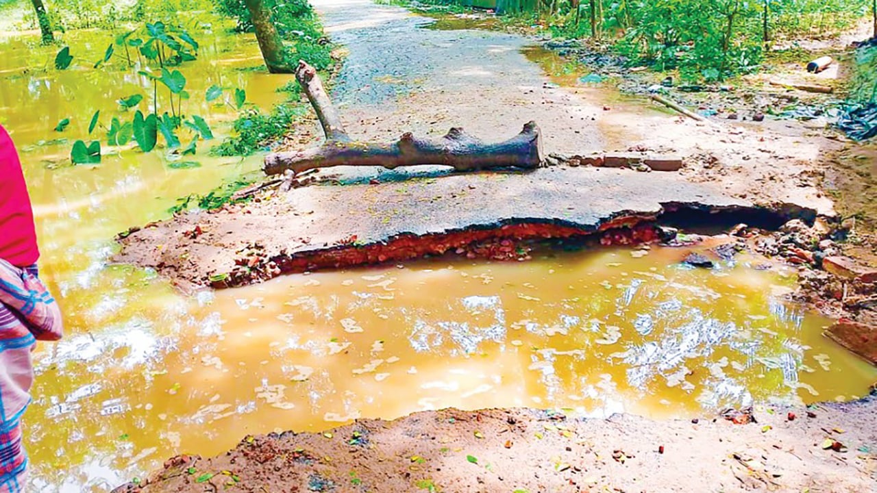 আনোয়ারায় বৃষ্টি-বন্যায় অচল সড়ক যোগাযোগ, শতকোটি টাকার ক্ষতি