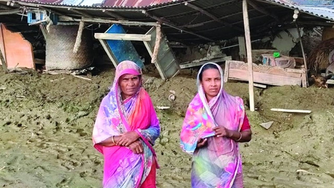বন্যায় মাটিচাপা বই, মেয়ের পড়াশোনা নিয়ে শঙ্কায় মা