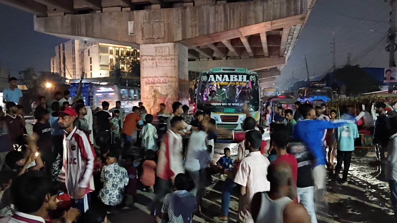 টঙ্গীতে মাদরাসাছাত্রী ধর্ষণচেষ্টার আসামিকে গ্রেপ্তারের দাবিতে মহাসড়ক অবরোধ