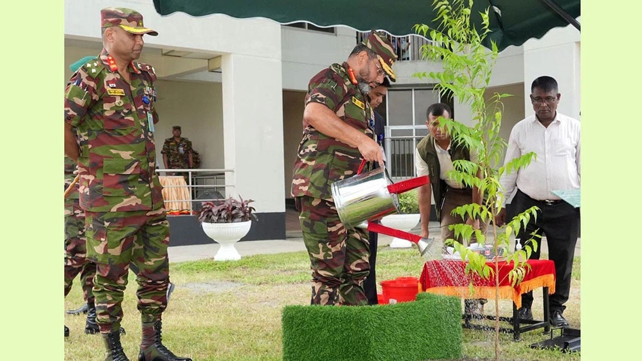 সেনাবাহিনীর বৃক্ষরোপণ অভিযান উদ্বোধন করলেন সেনাবাহিনী প্রধান
