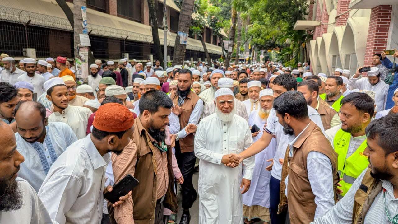 মিরপুরে মুসল্লিদের সঙ্গে বিরোধীদলীয় নেতার কুশল বিনিময়