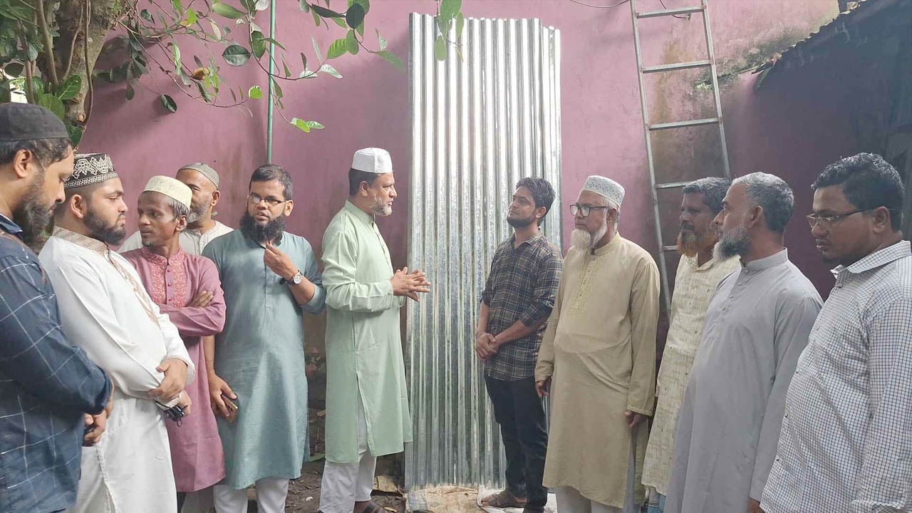 অসুস্থ বাদশার ঘর মেরামতে সহায়তা দিল জামায়াত