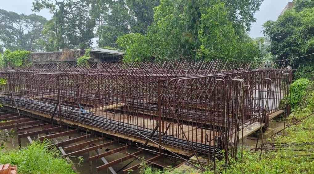 হাটহাজারীতে আনন্দবাজার সেতুর কাজ শেষ হয়নি দুই বছরেও