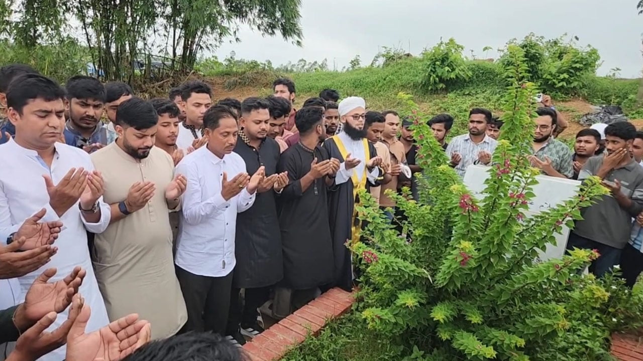 শহীদ ওয়াসিমের কবর জিয়ারত করলেন মুক্তিযুদ্ধবিষয়ক প্রতিমন্ত্রী