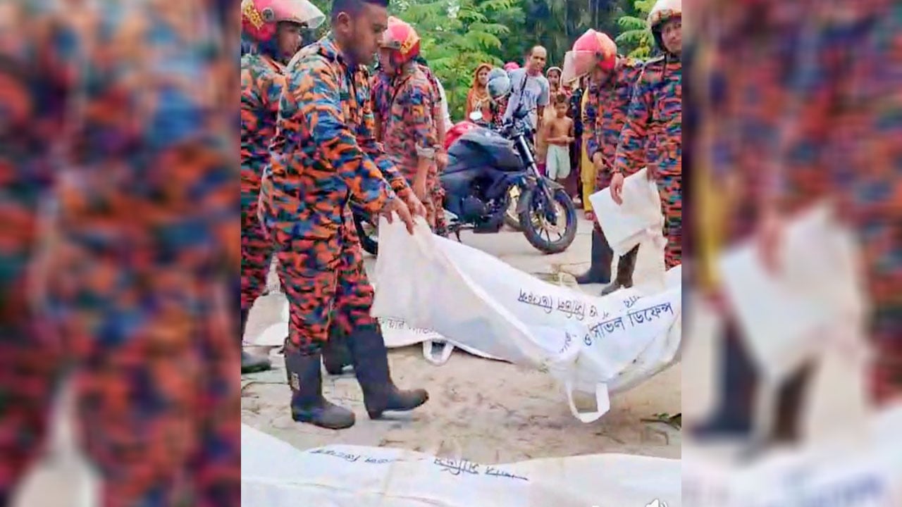 সাঁথিয়ায় বাস-অ্যাম্বুলেন্সের মুখোমুখি সংঘর্ষে নিহত ২