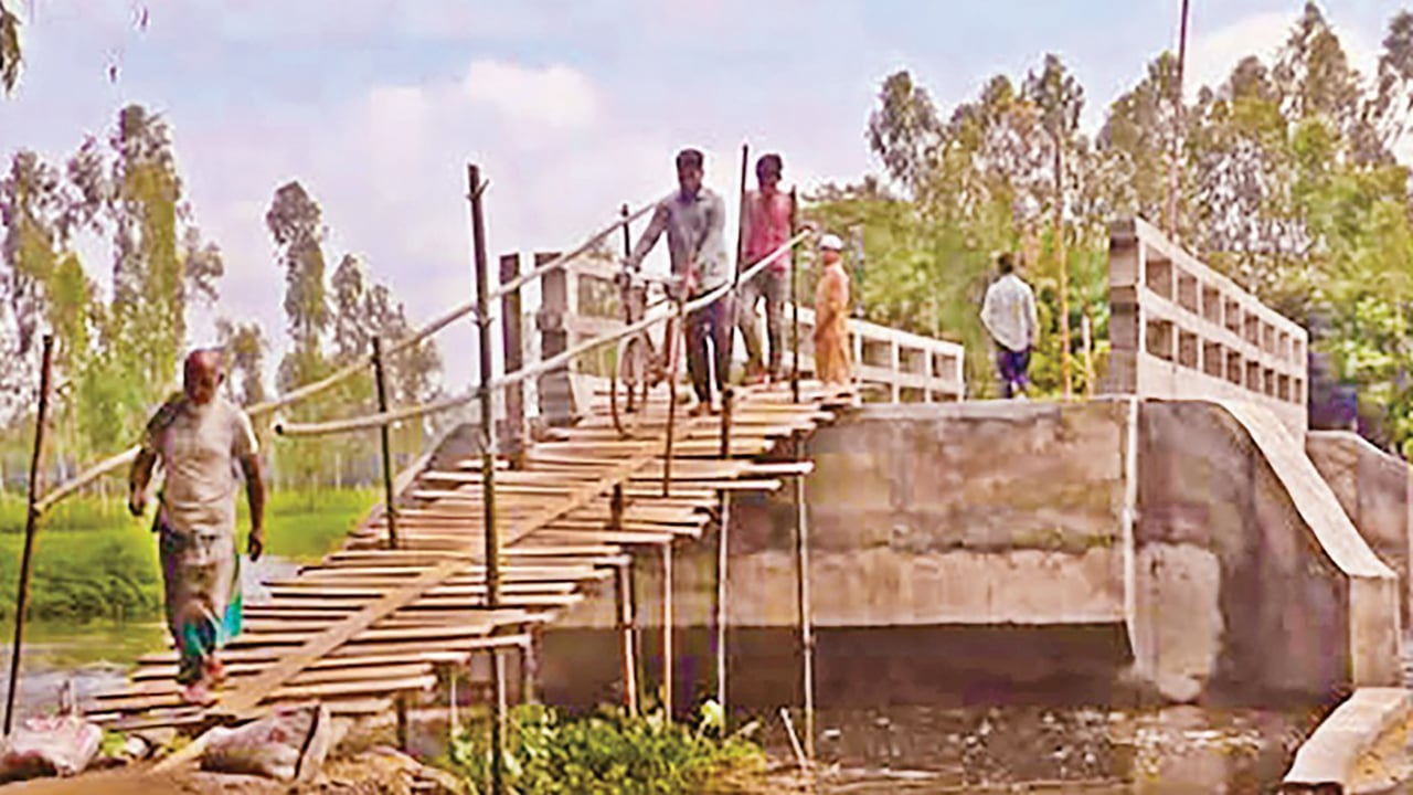 গাইবান্ধায় কোটি টাকার সেতুতে উঠতে সাঁকোই ভরসা
