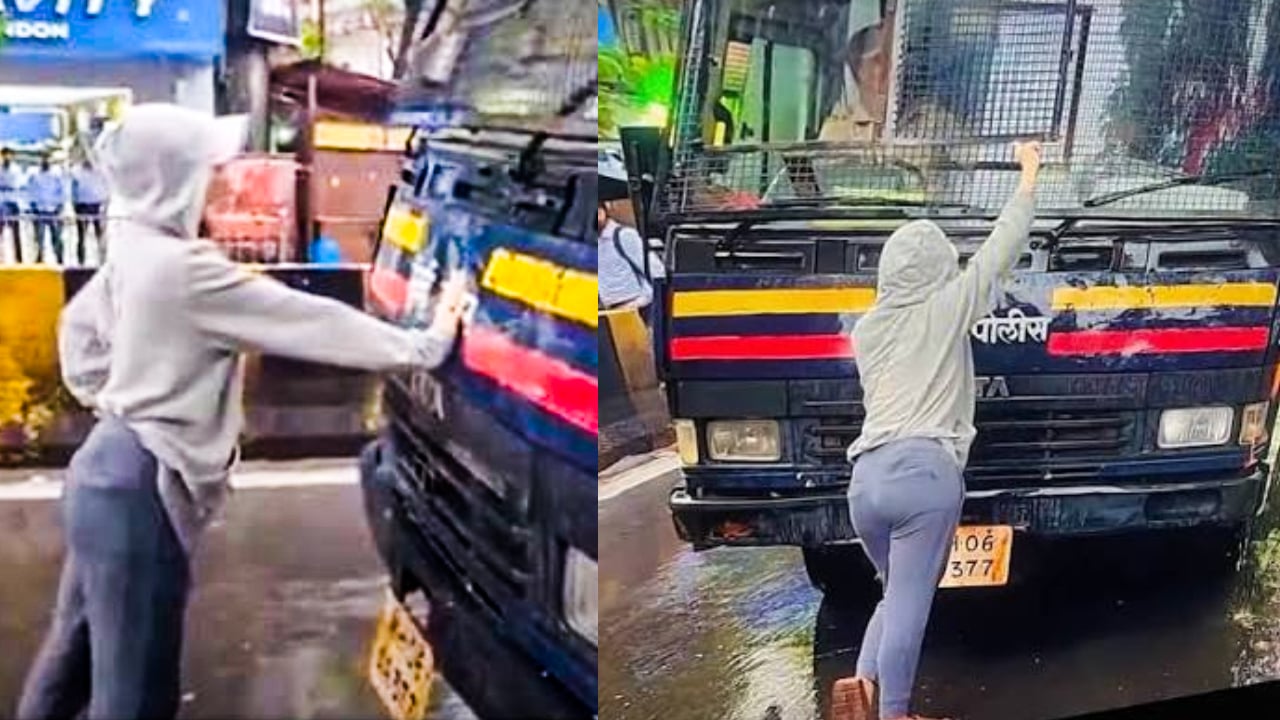 জুলাই বিপ্লবের চিত্র মুম্বাইয়ে, পুলিশ ভ্যানের সামনে দাঁড়িয়ে গেলেন তরুণী