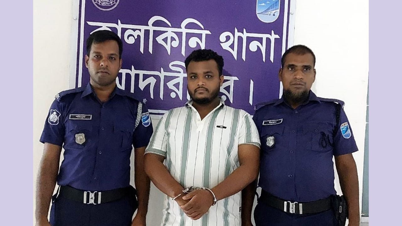 কাল‌কি‌নি‌তে শিক্ষকের ওপর হামলা মামলার আসামি গ্রেপ্তার