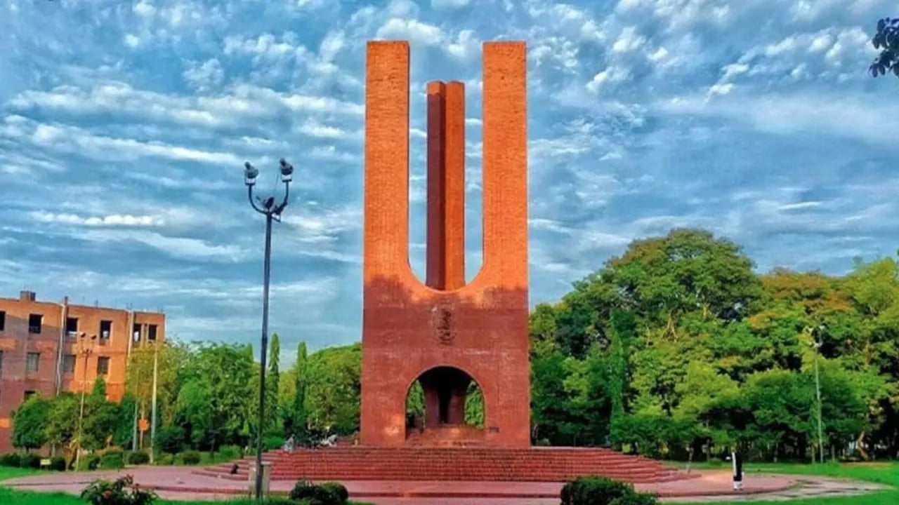 জাবিতে র‍্যাগিংয়ের অভিযোগে ৮ শিক্ষার্থী সাময়িক বহিষ্কার

