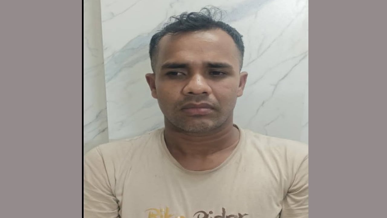 আশুলিয়ায় বাসে ধর্ষণচেষ্টা, চলন্ত বাস থেকে লাফ দিল পোশাশশ্রমিক

