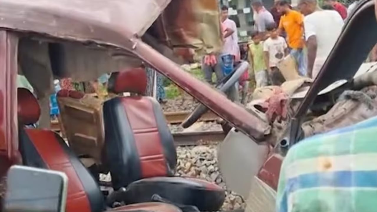 মুর্শিদাবাদে স্কুলভ্যানে ট্রেনের ধাক্কা, ৩ শিক্ষার্থীসহ নিহত ৪