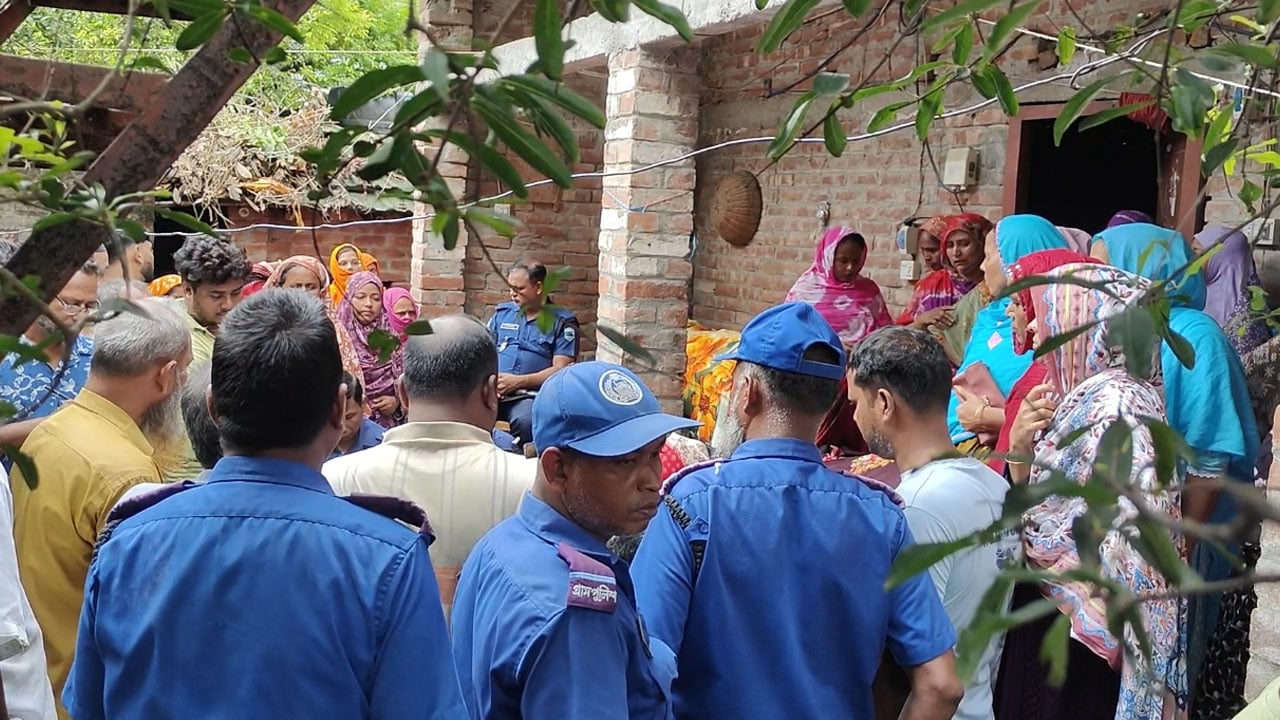 চাঁপাইনবাবগঞ্জে বিদ্যুৎস্পৃষ্টে এক পরিবারের তিনজনের মৃত্যু