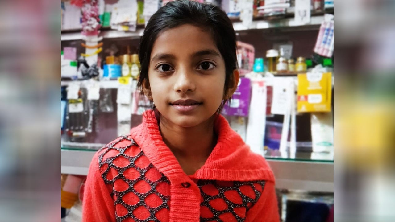 দোকানে ঢুকে পড়ল অটোরিকশা, প্রাণ গেল চতুর্থ শ্রেণির ছাত্রী হাফসার 