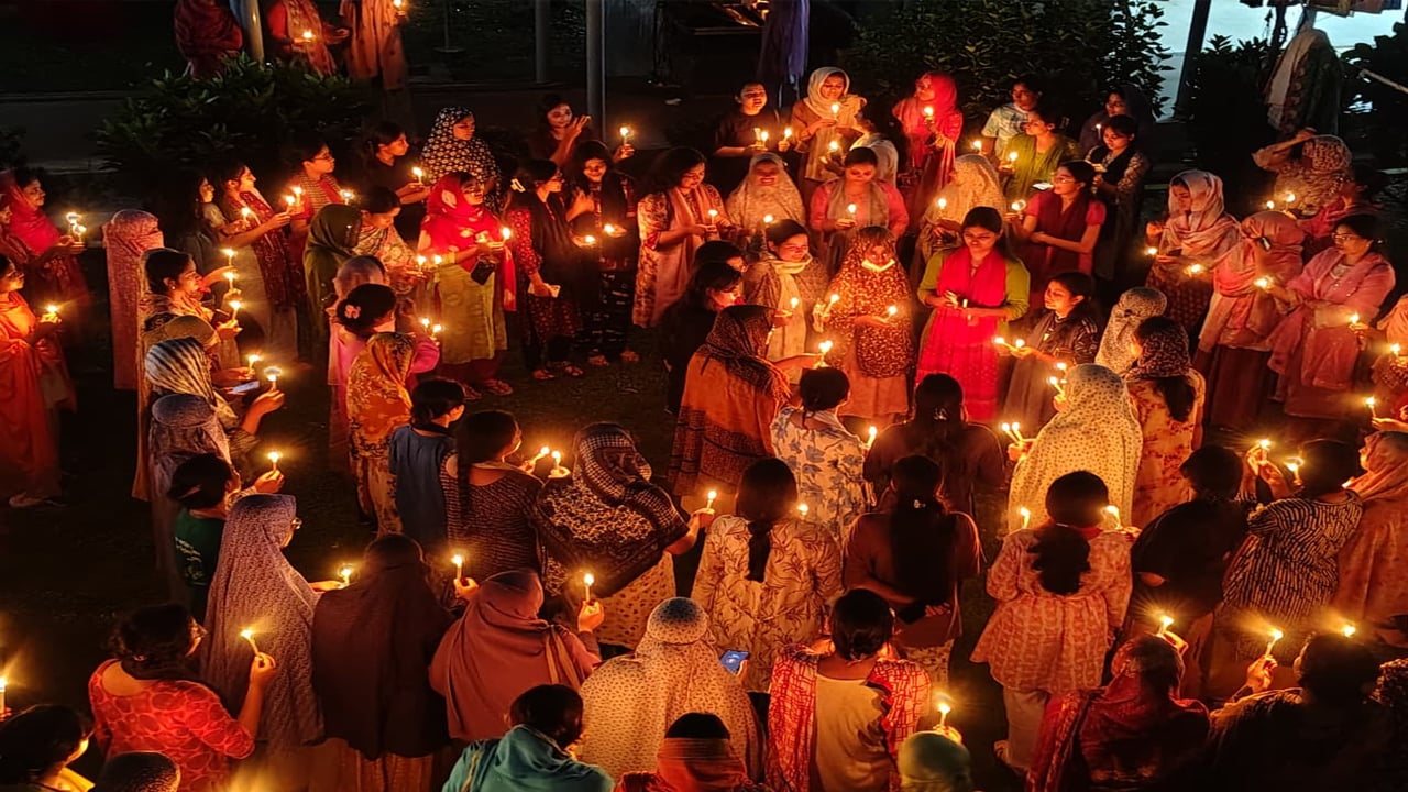 জুলাই শহীদদের স্মরণে ঢাবি ছাত্রীদের মোমবাতি প্রজ্বলন

