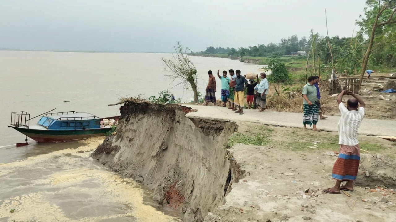 যমুনার ভাঙনে দিশেহারা চরগিরিশের শত শত পরিবার
