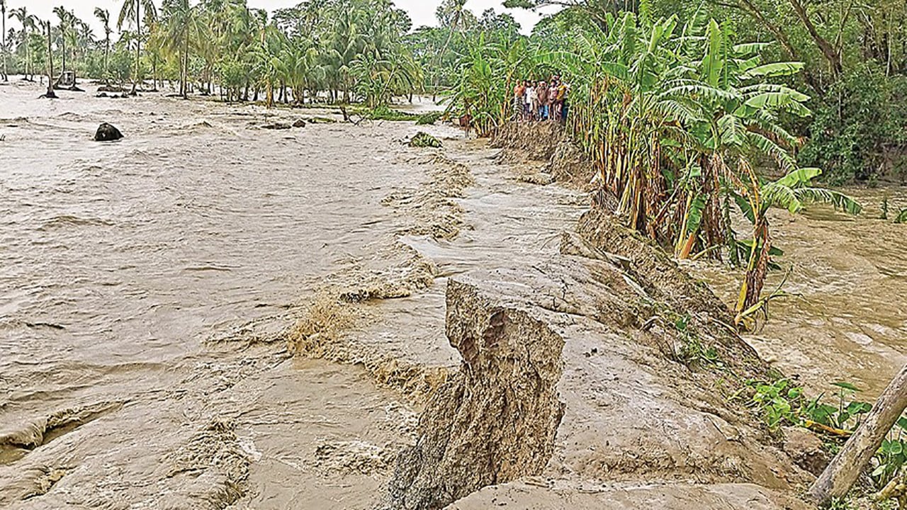 হাতিয়ায় বেড়িবাঁধে ভয়াবহ ধস নিম্নাঞ্চল প্লাবিত, বাড়ছে দুর্ভোগ