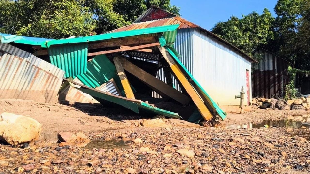 পাহাড়ি ঢলের তাণ্ডবে শতাধিক ঘরবাড়ি বিধ্বস্ত, চরম দুর্ভোগে সীমান্তবাসী