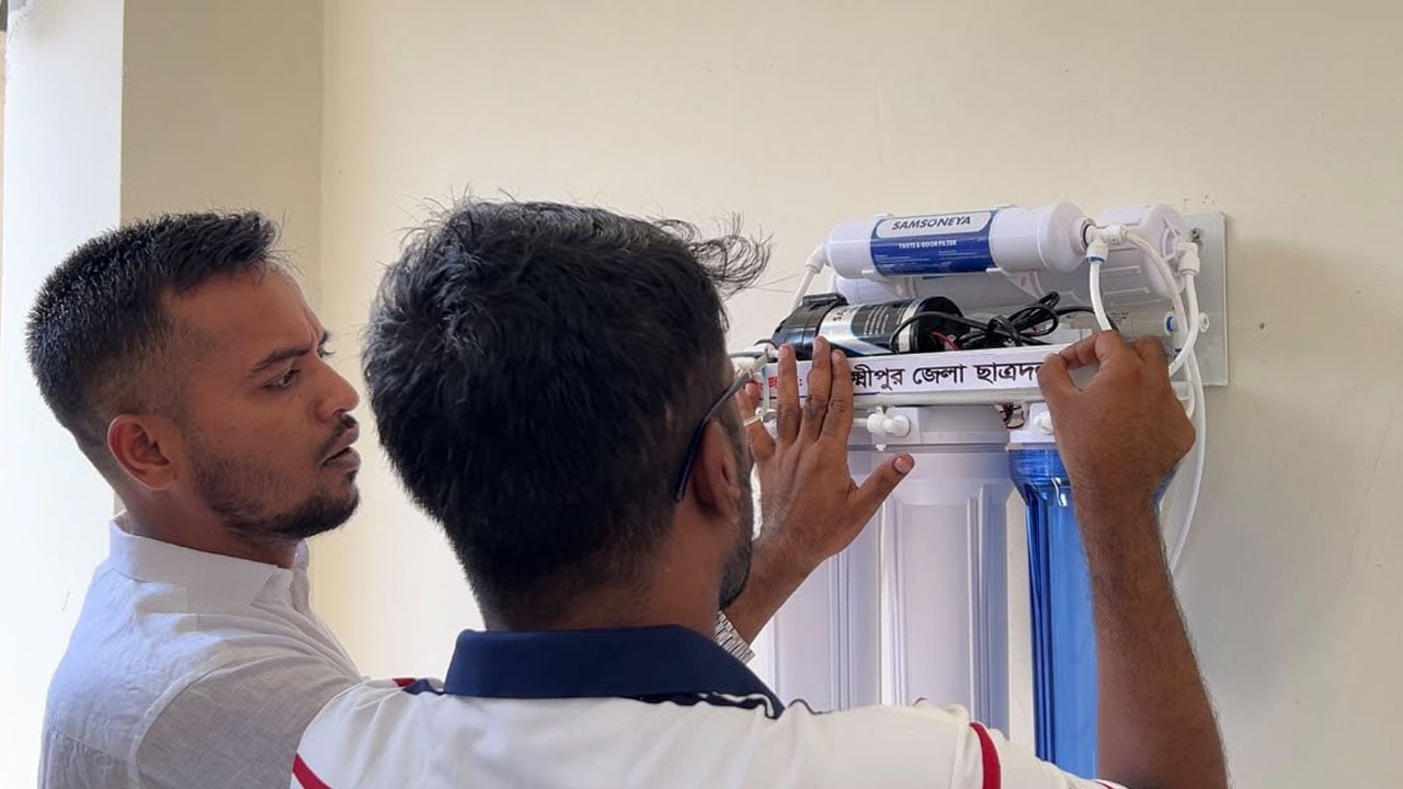 লক্ষ্মীপুরের বিভিন্ন শিক্ষা প্রতিষ্ঠানে সুপেয় পানির ব্যবস্থা করল ছাত্রদল