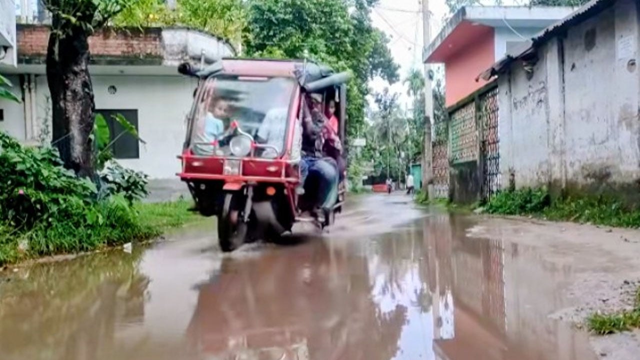 তারাগঞ্জে সামান্য বৃষ্টিতেই সড়কজুড়ে হাঁটুপানি