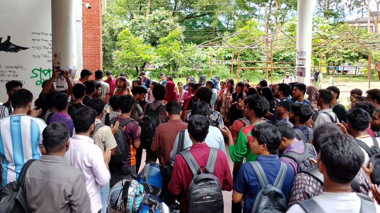 শাবিপ্রবিতে শিক্ষার্থীকে মারধরের প্রতিবাদে টানা তৃতীয় দিনের বিক্ষোভ