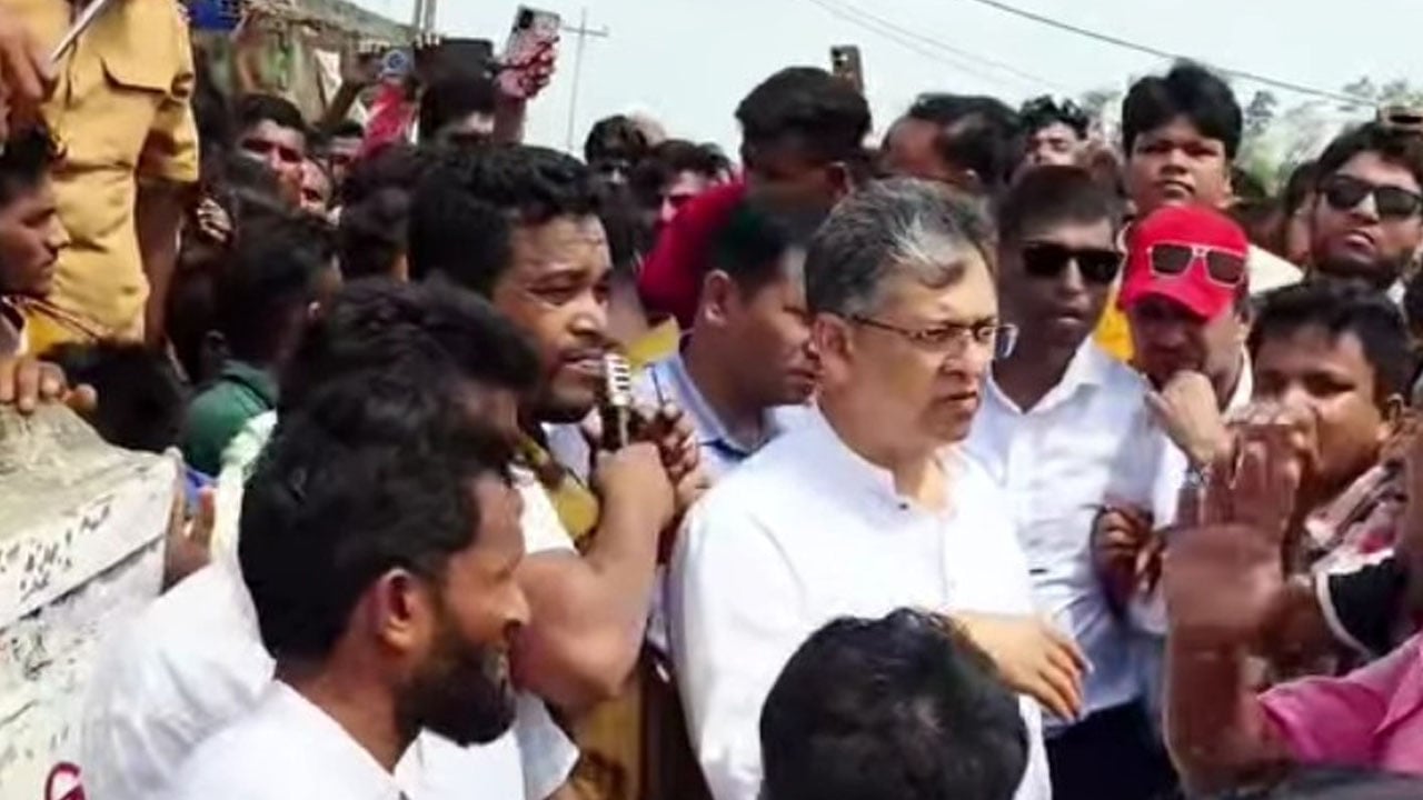 ছনুয়া-ভাঙাখালী সেতুর দাবিতে স্বরাষ্ট্রমন্ত্রীকে ঘিরে বিক্ষোভ