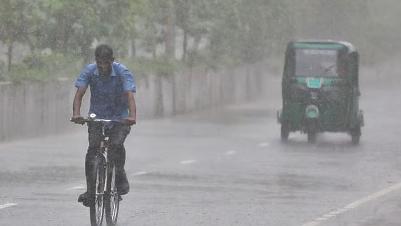 মৌসুমি বায়ুর প্রভাবে বাড়বে বৃষ্টি