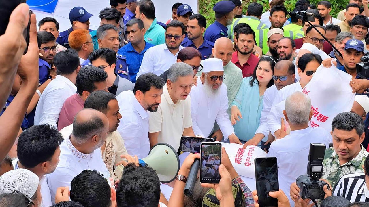 সাতকানিয়ায় বন্যাদুর্গতদের মাঝে ত্রাণ বিতরণ

