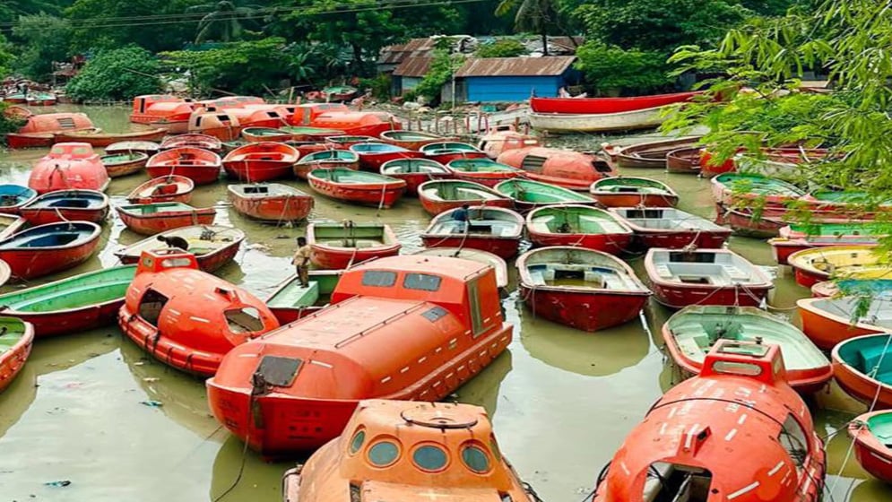 ফেলে দেওয়া লাইফবোটে কোটি টাকার ব্যবসা