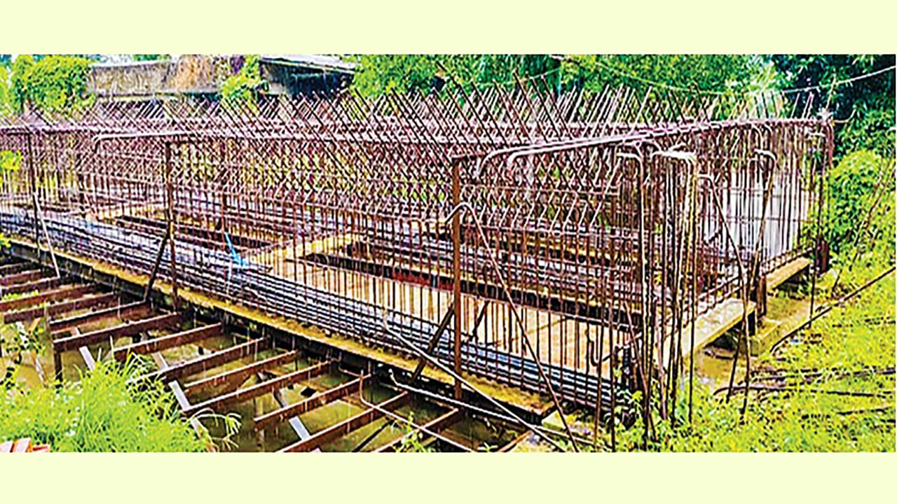 হাটহাজারীতে আনন্দবাজার সেতুর কাজ শেষ হয়নি দুই বছরেও