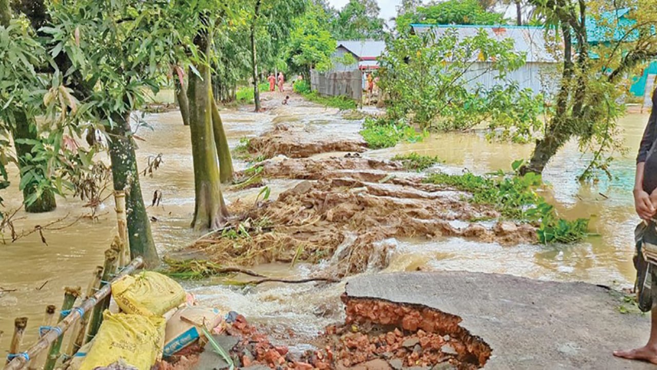 কলমাকান্দায় পাহাড়ি ঢলে সড়কে ধস