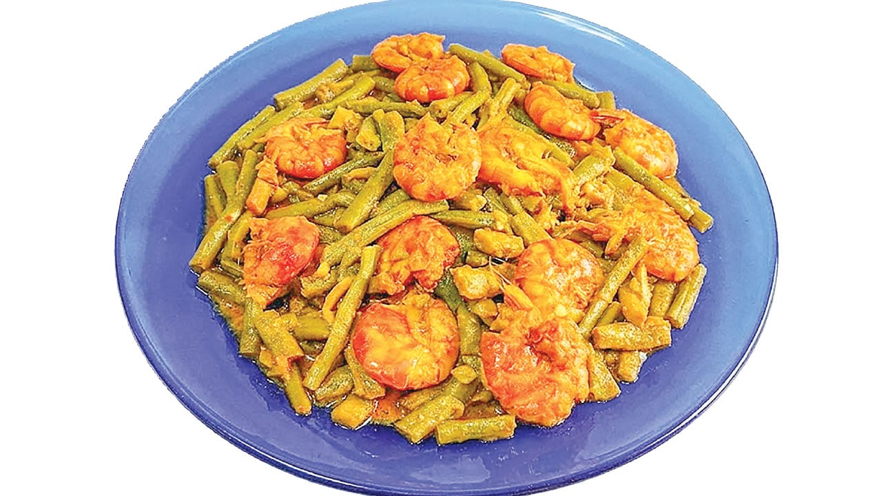কচুর-লতি-দিয়ে-চিংড়ি-মাছ