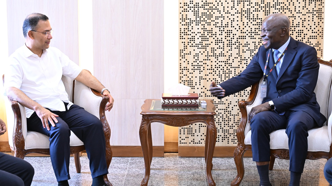 প্রধানমন্ত্রীর সঙ্গে আইএলও মহাপরিচালকের  সৌজন্য সাক্ষাৎ