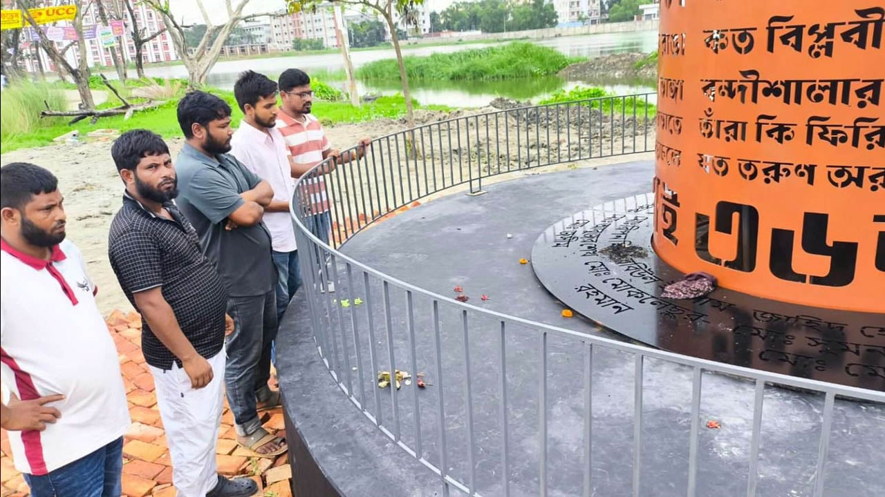জামালপুরে জুলাই স্মৃতিস্তম্ভে আগুন, মালয়েশিয়া থেকে ভিডিও প্রচার