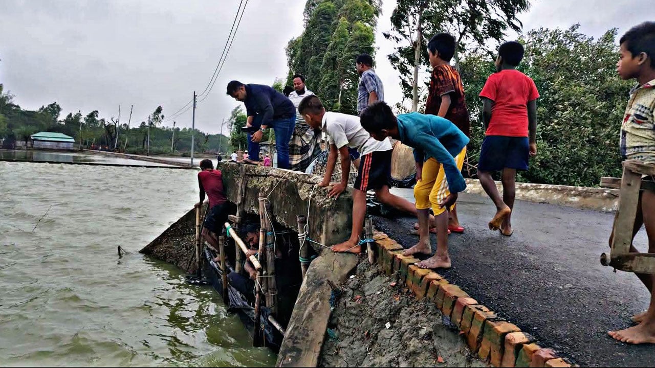 কুতুবদিয়ায় পানি নামতেই আবারো কালভার্ট দখল