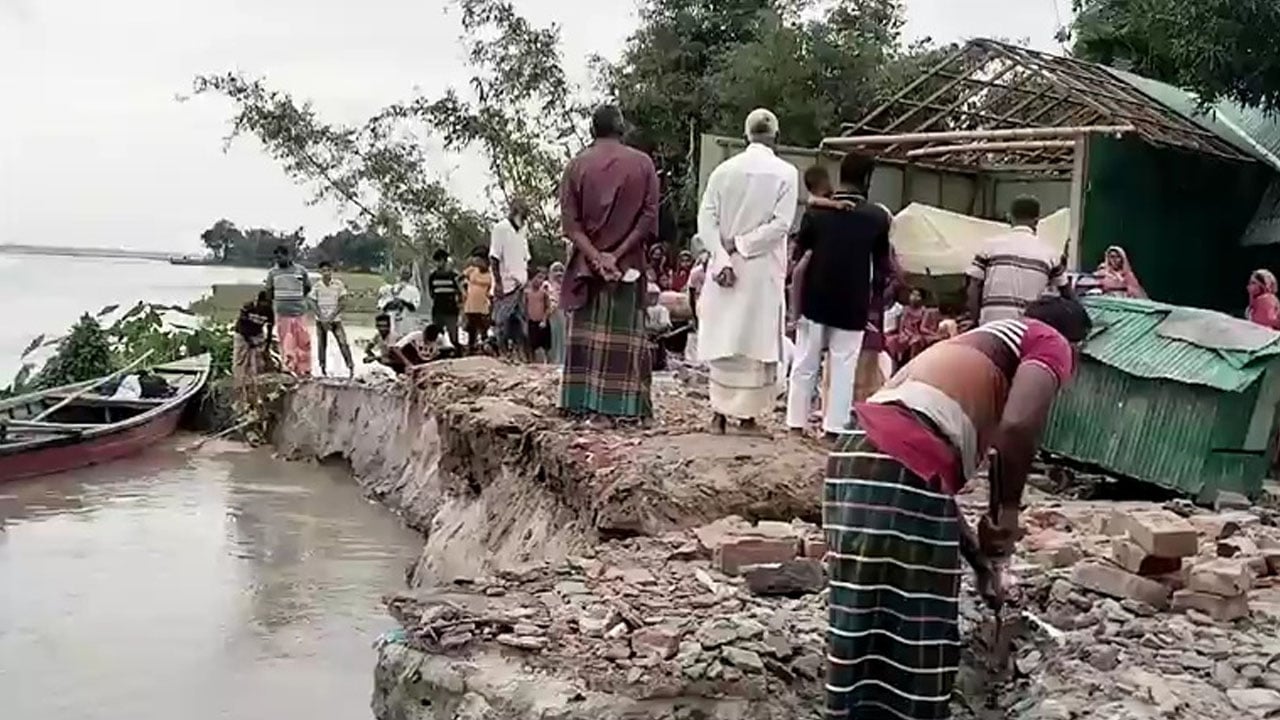‘আজ রাতে কী খাব জানি না’—তিস্তার ভাঙনে নিঃস্ব মর্জিনার কান্না