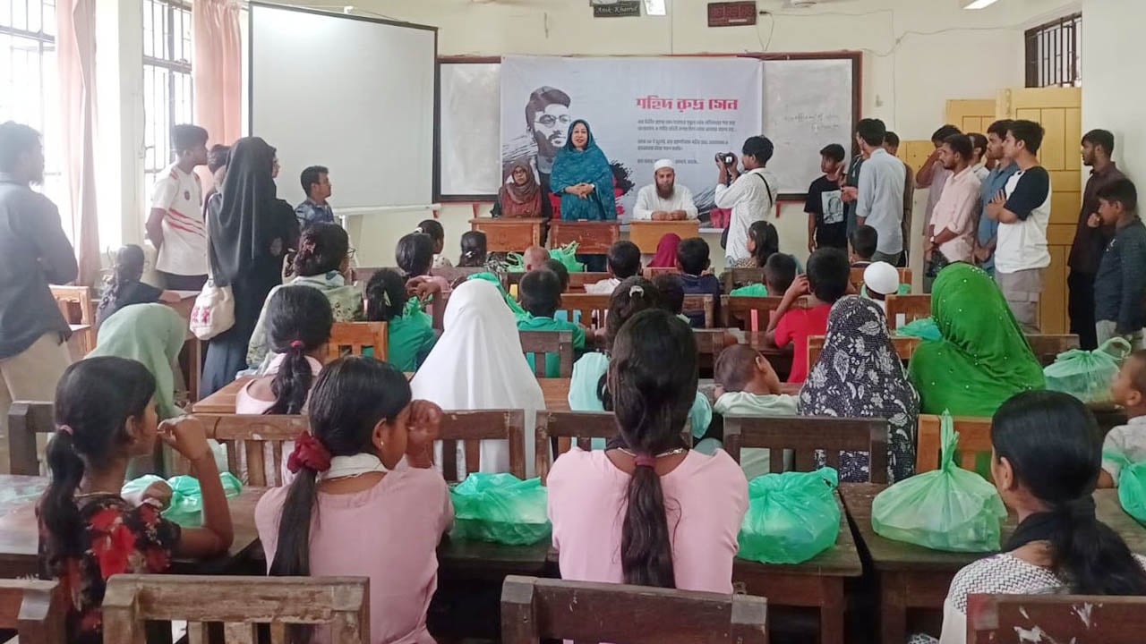 জুলাই শহীদ রুদ্রর মৃত্যুবার্ষিকীতে সুবিধাবঞ্চিত শিশুদের খাবার ও শিক্ষা উপকরণ বিতরণ