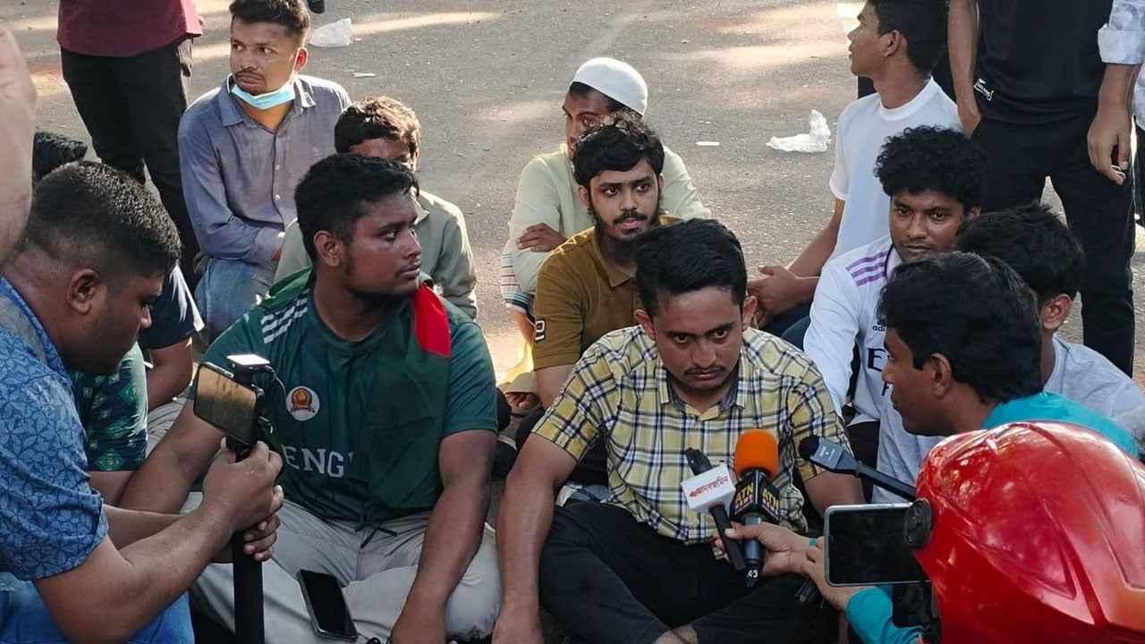 ‘পৃথিবীতে কি মহামারী চলে যে ক্যাম্পাস ছাড়তে হবে’