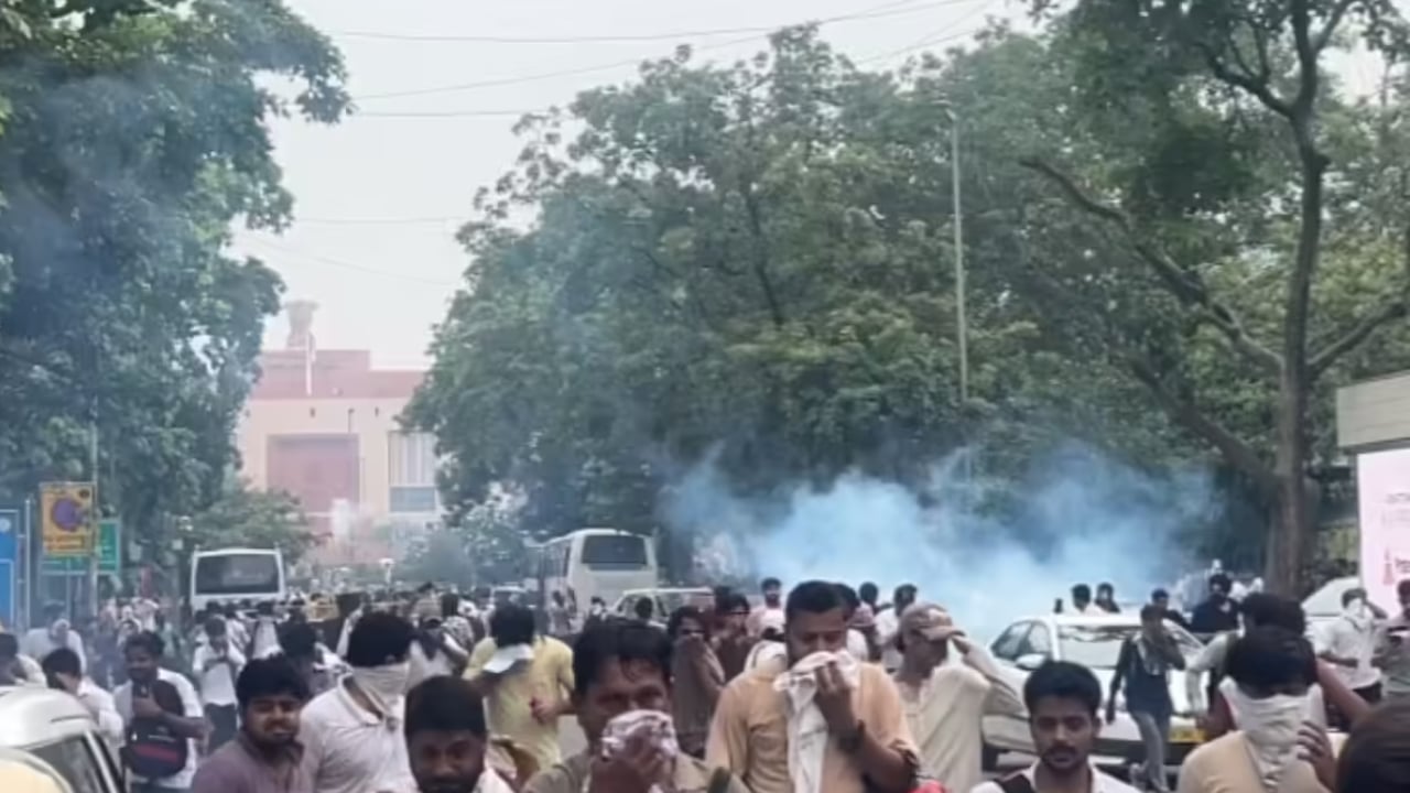 ‘ককরোচ’ পার্টির কর্মসূচি ঘিরে উত্তপ্ত ভারত, ইন্টারনেট বন্ধ