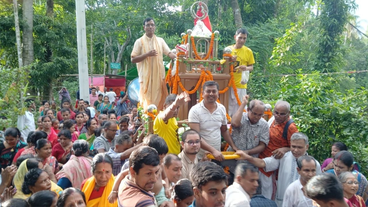 গৌরনদীতে বর্ণাঢ্য অনুষ্ঠানের মধ্যদিয়ে রথযাত্রা উৎসব