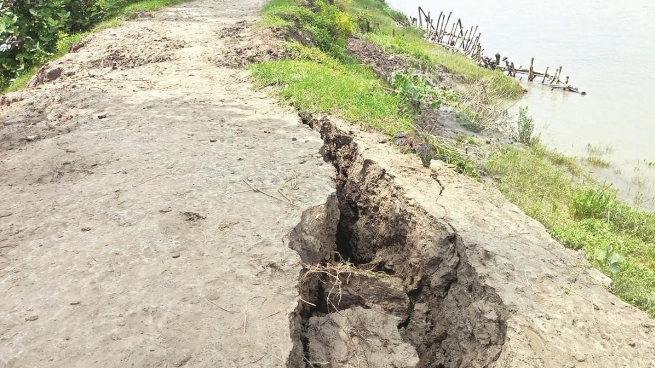 খুলনার রূপসার বেড়িবাঁধে ভাঙন, আতঙ্কে গ্রামবাসী