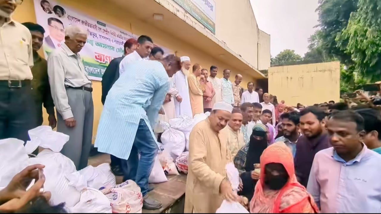 সীতাকুণ্ডে বন্যার্তদের পাশে বিএনপি

