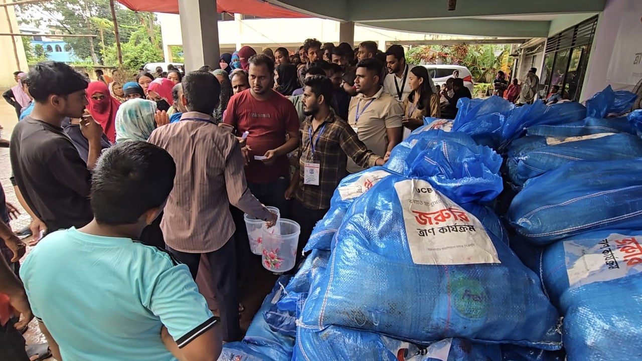বান্দরবানে বন্যাদুর্গত ১ হাজার পরিবারের পাশে ইউসিবি