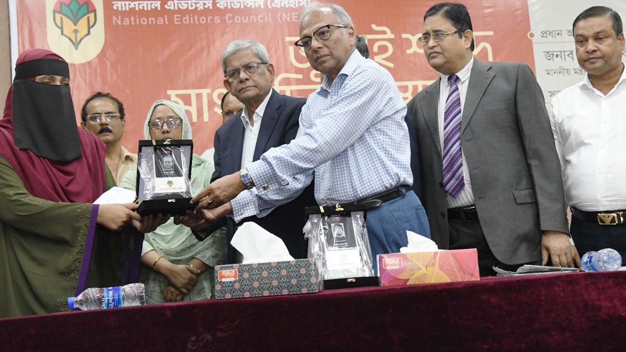 জুলাই শহীদ ৫ সাংবাদিকের পরিবারকে এক লাখ করে টাকা ও ক্রেস্ট দিল এনইসি
