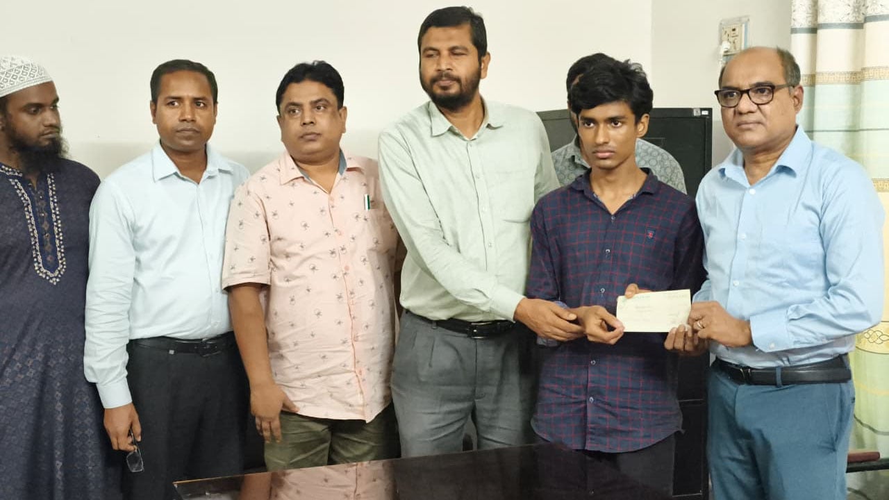 ইকনকে লাখ টাকা অনুদান ও বেতনসহ এক মাসের ছুটি 