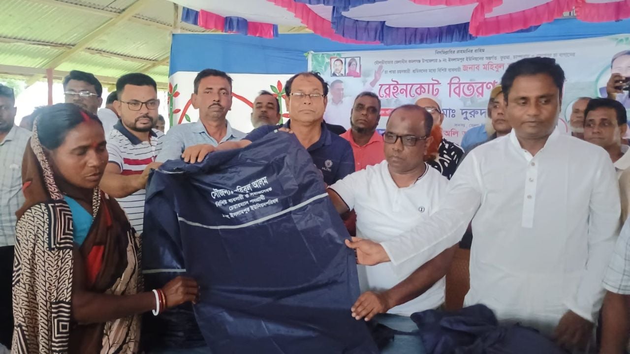 কমলগঞ্জে ১১০০ নারী চাশ্রমিকের মাঝে রেইনকোট বিতরণ