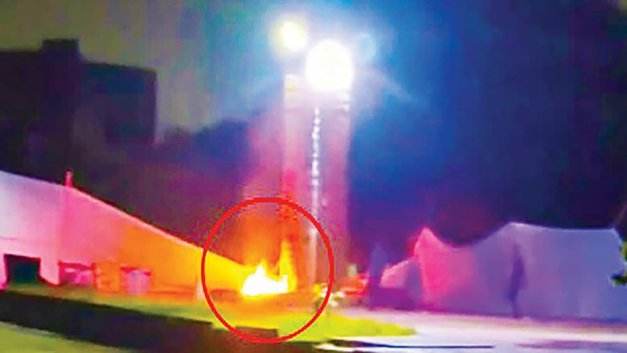 ফতুল্লায় দেশের প্রথম জুলাই স্মৃতিস্তম্ভে দুর্বৃত্তদের আগুন