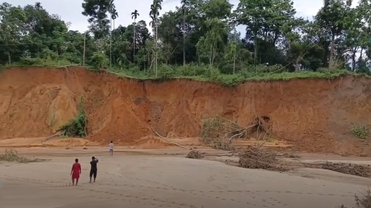 সাতছড়ি জাতীয় উদ্যানে ত্রিপুরাপল্লীর টিলায় ধস