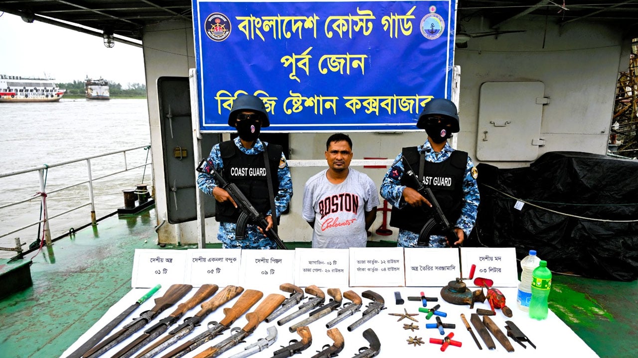 মহেশখালীতে ১৪ অস্ত্র ও সরঞ্জামসহ আটক ‘মিন্টু বাহিনী’ প্রধান